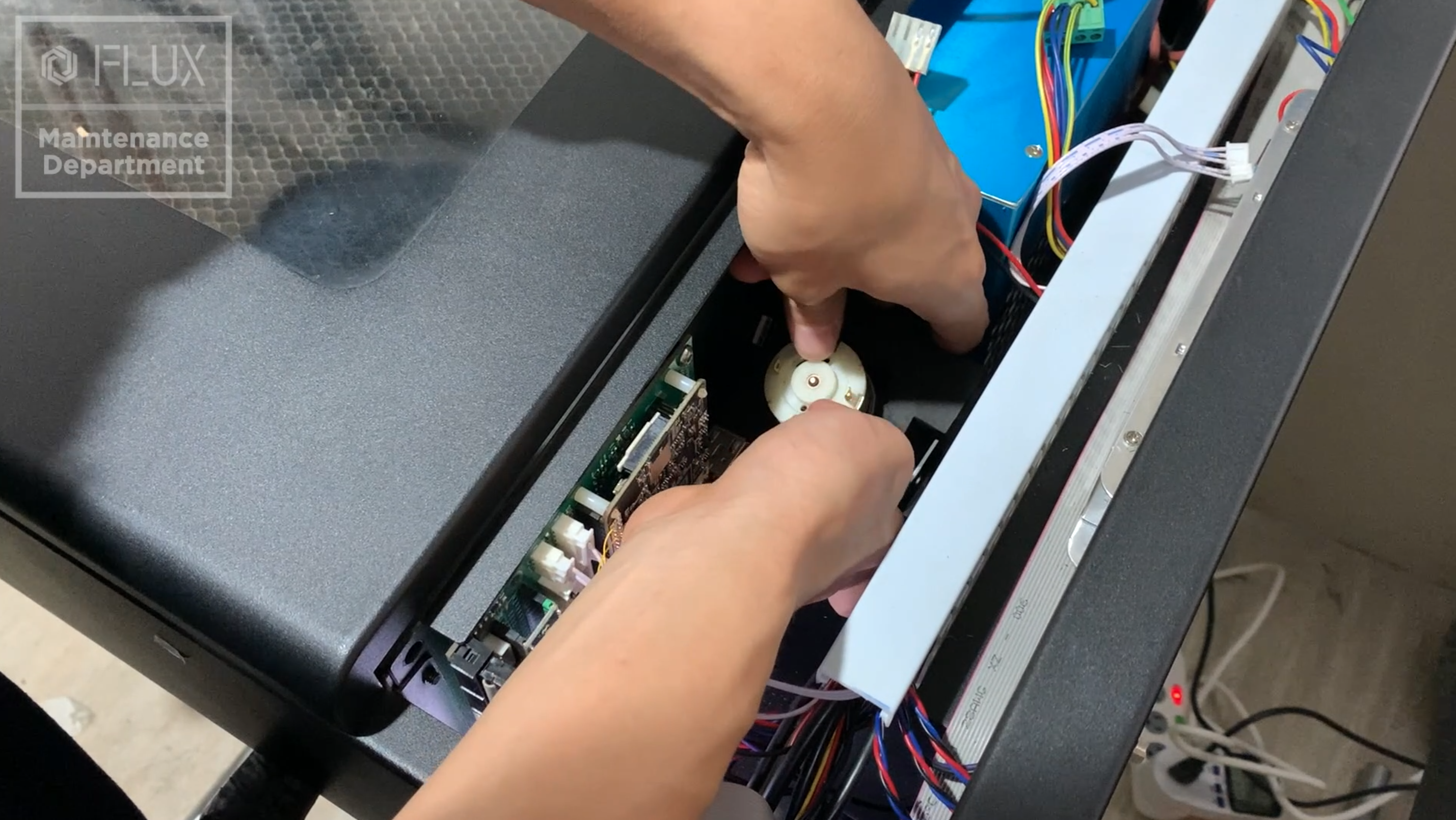 Remove_the_foam_from_the_air_pump.png
