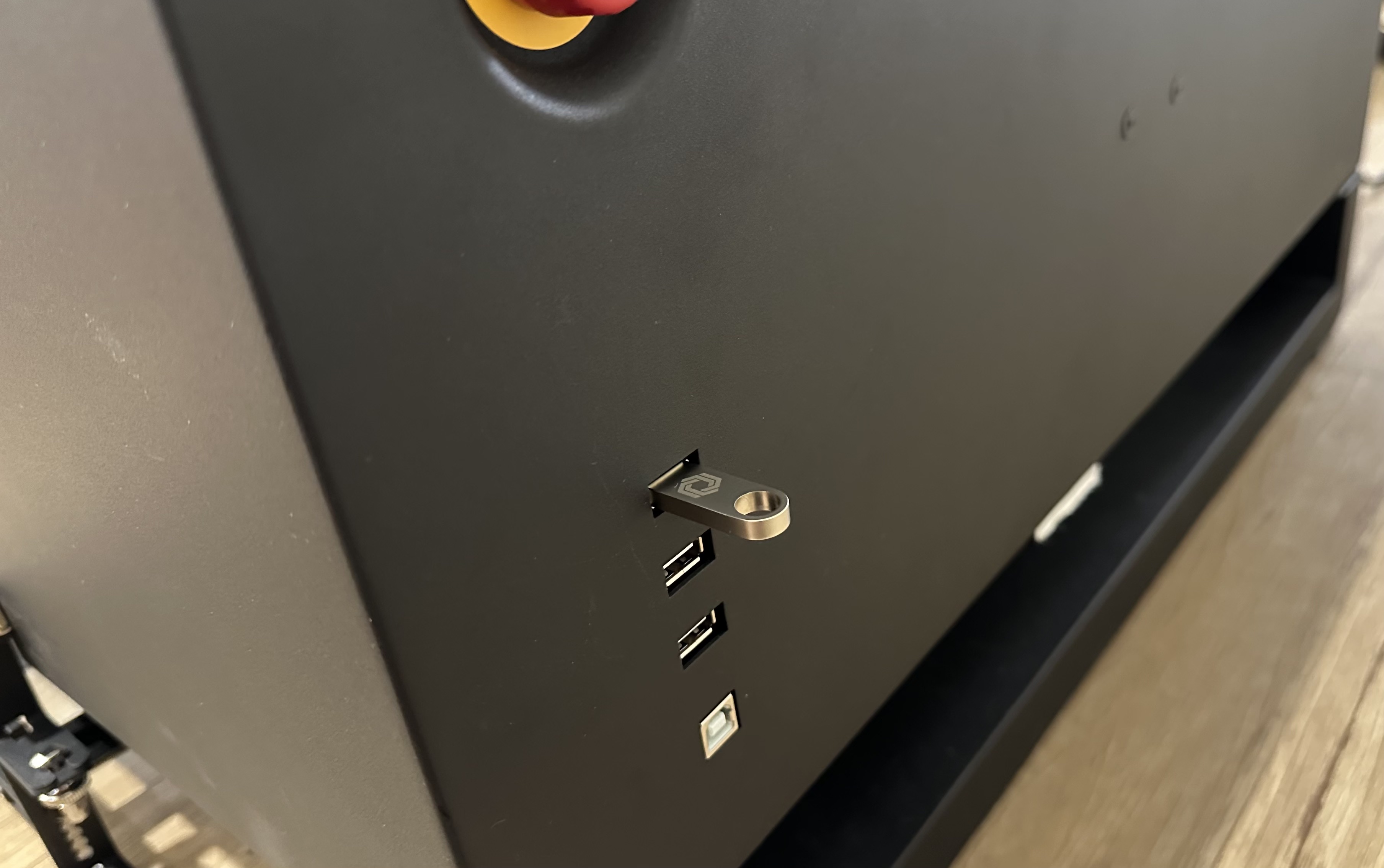 C24插入開蓋USB.jpeg