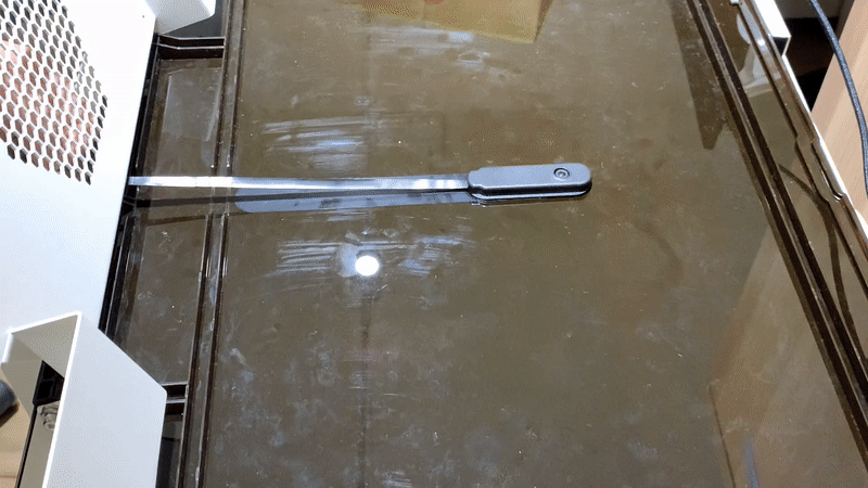 黏相機線.gif